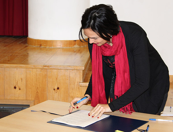 A presidente da CIG, Teresa Fragoso, a assinar os protocolos