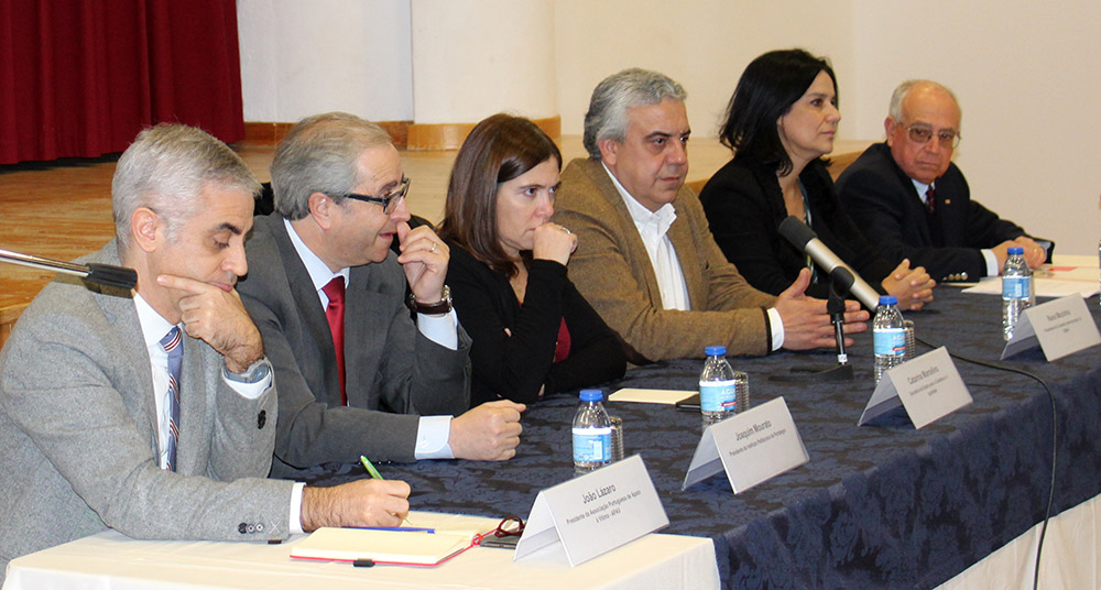 A Secretária de Estado para a Cidadania e a Igualdade, Catarina Marcelino (ao centro), com os representantes das várias entidades signatárias