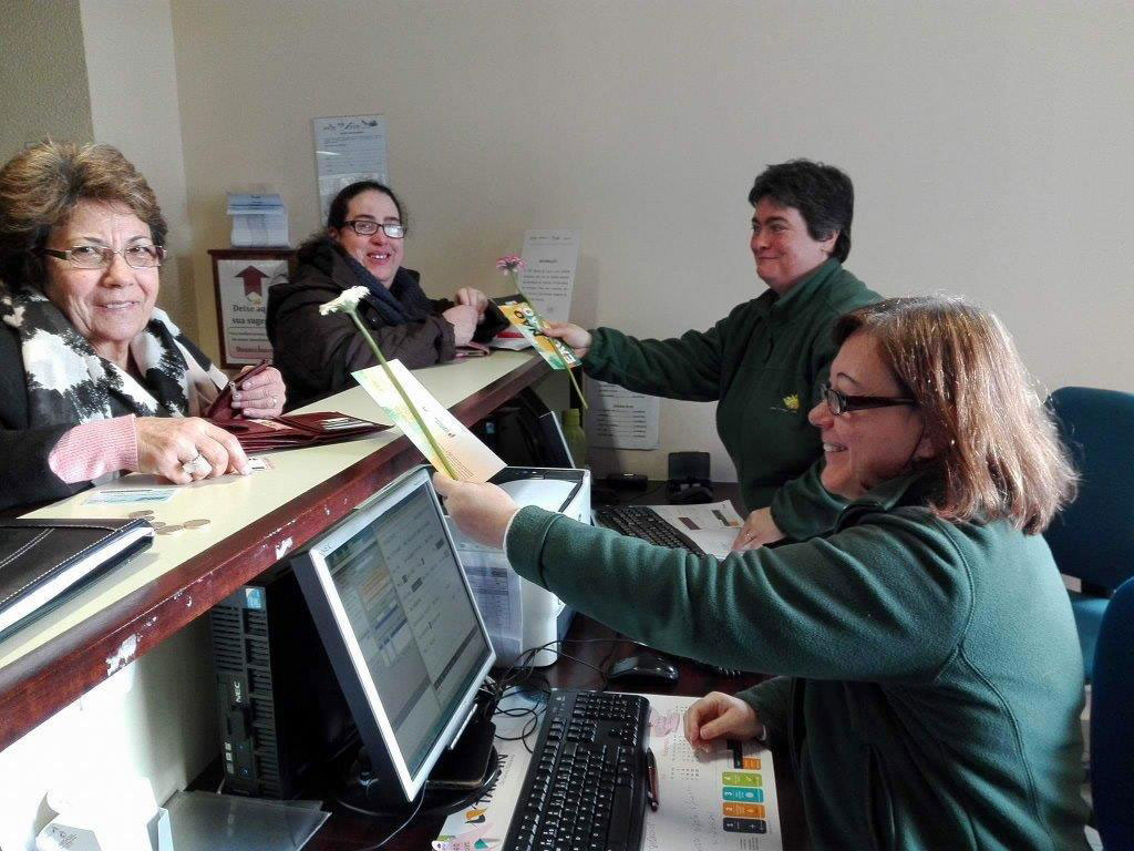 A entrega de flores e folhetos informativos da CIG na USF Monte da Luz