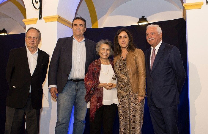 Maria do Céu Cunha Rego (ao centro) junto da Secretária de Estado Rosa Monteiro