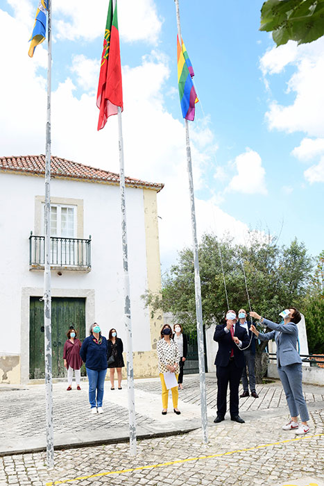 CIG participa no hastear da bandeira LGBTI na Câmara de Almada