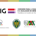 Sobre fundo com as cores da bandeira lgbti, logótipos da CIG, IGAI, GNR e SMAI