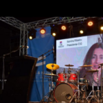 Mensagem da Presidente da CIG, Sandra Ribeiro, projetada num grande ecrã no palco da cerimónia de assinatura do protocolo de parceria com Cabo Verde