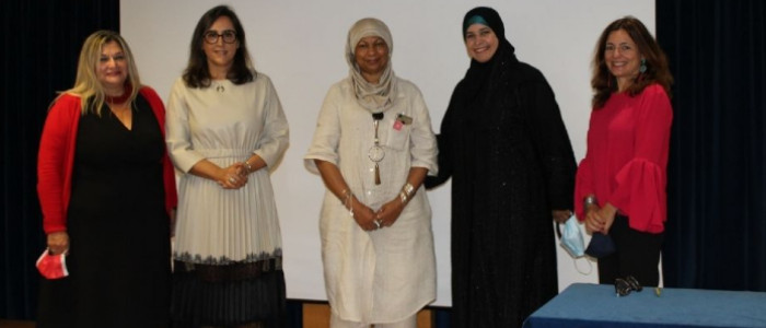 foto com 3 mulheres representantes da casa árabe portuguesa e a secretária de estado para a cidadania e igualdade, rosa monteiro e a presidente da comissão para a cidadania e a igualdade de género, sandra ribeiro