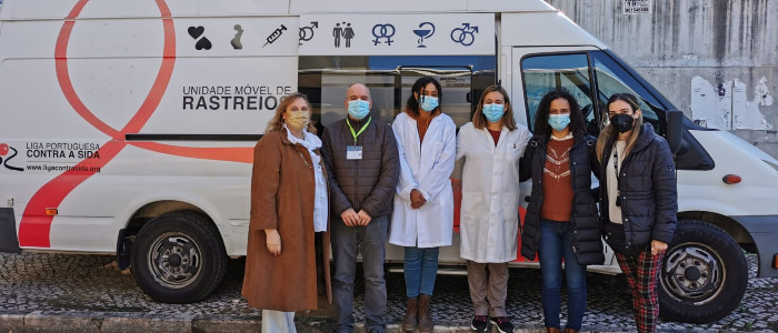 carrinha de rastreio móvel da liga portuguesa contra a sida. em frente, 5 mulheres e 1 homem, lado a lado