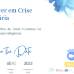 título do webinar com a data, o nome da plataforma online e a hora do evento e ainda uma mancha de cor amarela e azul artística