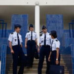 homens e mulheres da academia da força aérea conversam nas escadas