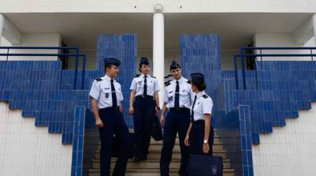 homens e mulheres da academia da força aérea conversam nas escadas