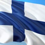 bandeira da finlandia (cruz azul sobre fundo branco)esvoaça sobre um céu azul