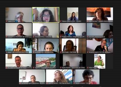 Mosaico de janelas com várias pessoas, em conversação online