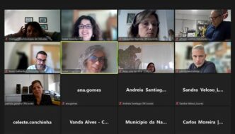 Pessoas em reunião online