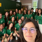selfie com um grupo de pessoas vestidas de igual