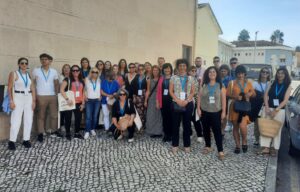 Fotografia de grupo com os vários participantes no encontro
