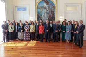 Fotografia de grupo com os representantes das várias entidades presentes no evento