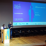 Fotografia do palco no momento da intervenação da presidente da CITE com o interprete de língua gestual