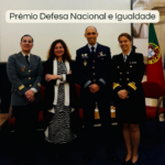 Sandra Ribeiro entre oficiais das forças armadas, 1 homem e 2 mulheres