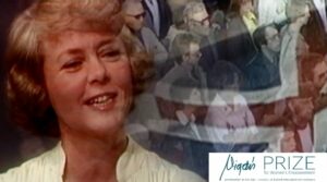 Imagem de Vigdís Finnbogadóttir sobre um fundo desvanecido com um conjunto de pessoas e a bandeira da Islândia e com o logo do prémio