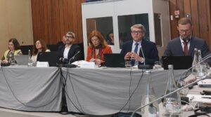 Fotografia da mesa com a Presidente e o Vice-Presidente da CIG