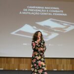 Presidente da CIG, Sandra Ribeiro, fala em pé no palco