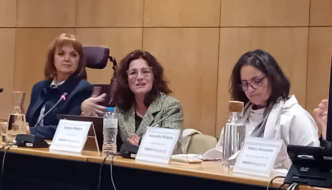 Fotografia da mesa com a presidente da CIG ao centro