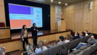 tecnicos da cig fazem apresentação a uma plateia