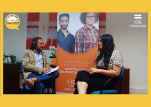 Logo do meia dose de conversa e da CIG, fotografia da conversa entre António Fogaça e Júlia Pereira
