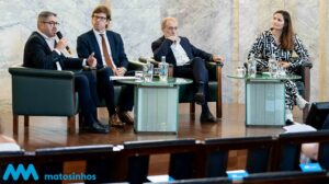 Fotografia do painel de abertura com Manuel Albano, Carlos Mouta, António Taveira Gomes e Fátima Melo
