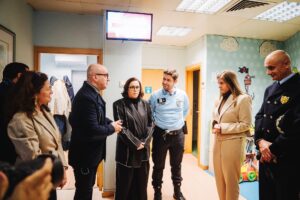 Fotografia da visita a espaço, onde surgem a Presidente da CIG à esquerda, a Ministra à direita e os elementos do Espaço Júlia ao centro. 