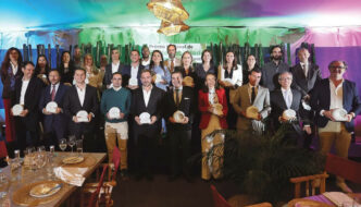 Fotografia de grupo com as entidades premiadas