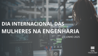 mulher de costas trabalha num computador