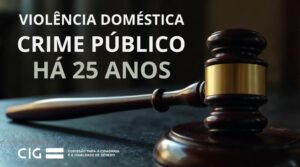 A imagem contém a mensagem "VIOLÊNCIA DOMÉSTICA CRIME PÚBLICO HÁ 25 ANOS". Ao fundo, vemos uma imagem de um martelo de juiz e no canto inferior esquerdo está o logótipo da CIG.
