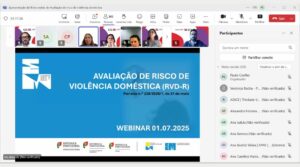 Imagem da reunião Teams, no topo a imagem de algumas pessoas participantes, no centro a imagem da capa da apresentação