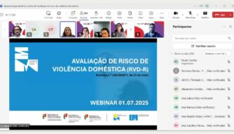 Imagem da reunião Teams, no topo a imagem de algumas pessoas participantes, no centro a imagem da capa da apresentação