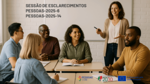 várias pessoas sentadas à volta de uma mesa, escutam uma mulher que, em pé, dá formação.