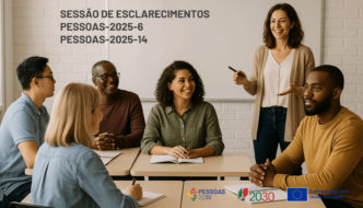 várias pessoas sentadas à volta de uma mesa, escutam uma mulher que, em pé, dá formação.