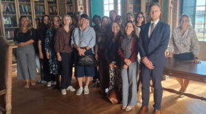 Fotografia de grupo com a comitiva da Rede Europeia dos Direitos das Vítimas e representantes da CIG e outras entidades