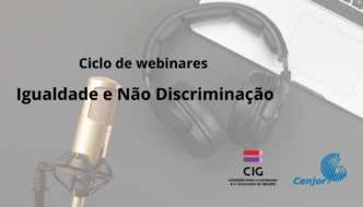 microfone, auscultadores e computador portátil.