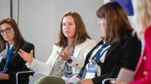 Intervenção da Presidente da CIG, que surge no centro da fotografia