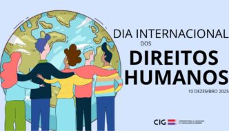 Do lado esquerdo, um grupo com dois homens e duas mulheres olham para o planeta Terra, do lado direito a frase Dia Internacional dos Direitos Humanos, 10 dezembro 2025, na base o logo da CIG