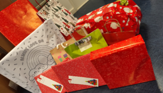 presnetes de natal com embrulhos de vários formatos e cores