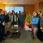 equipa da cig em frente à árvore de natal