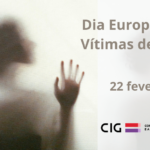 silhueta de mulher por trás de vidro fosco, com a mão encostada ao vidro.