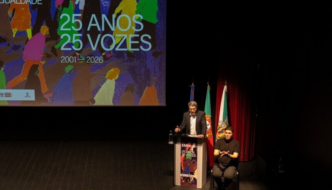 manuel albano discursa do púlpito, montado em cima do palco do auditório. ao seu lado, um intérprete de lingua gestual portuguesa