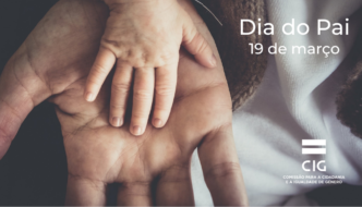 mão de homem virada para cima, apoia mão de bebé. dia do pai. 19 de março