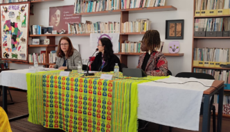 sentadas na mesa, presidente da cig carina quaresma, presidente da umar liliana rodrigues e coordenadora do projeto janica ndela
